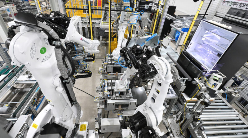 العمل على تطوير حلول أعمال المصانع الذكية من إل جي  بواسطة دمج الذكاء الاصطناعي مع 66 عامًا من الخبرة في التصنيع